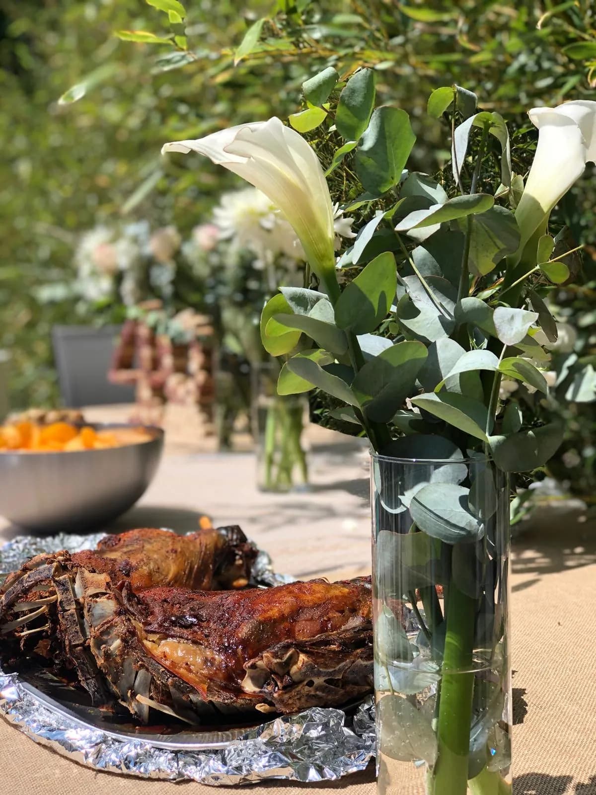 Agneau rôti et arums blancs