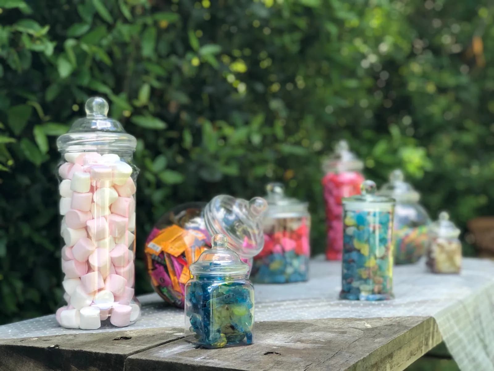 Bocaux de guimauves et de bonbons