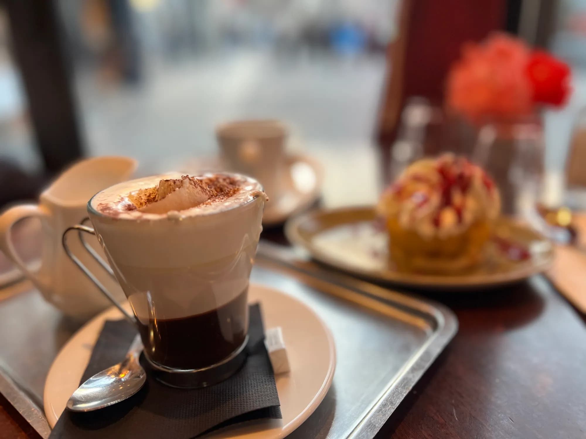 Café et douceur sur un plateau