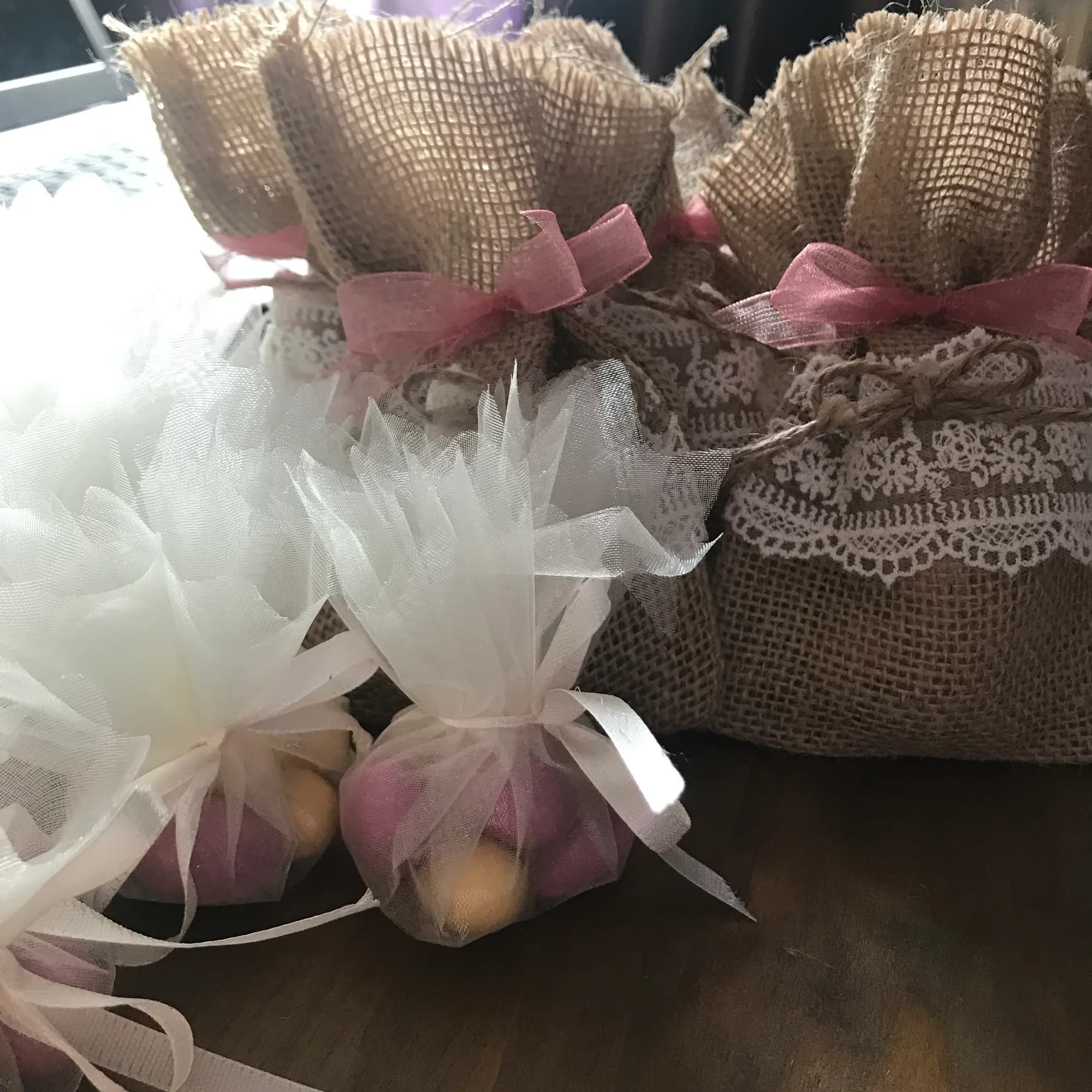 Dragées en tulle blanc et sachets de jute